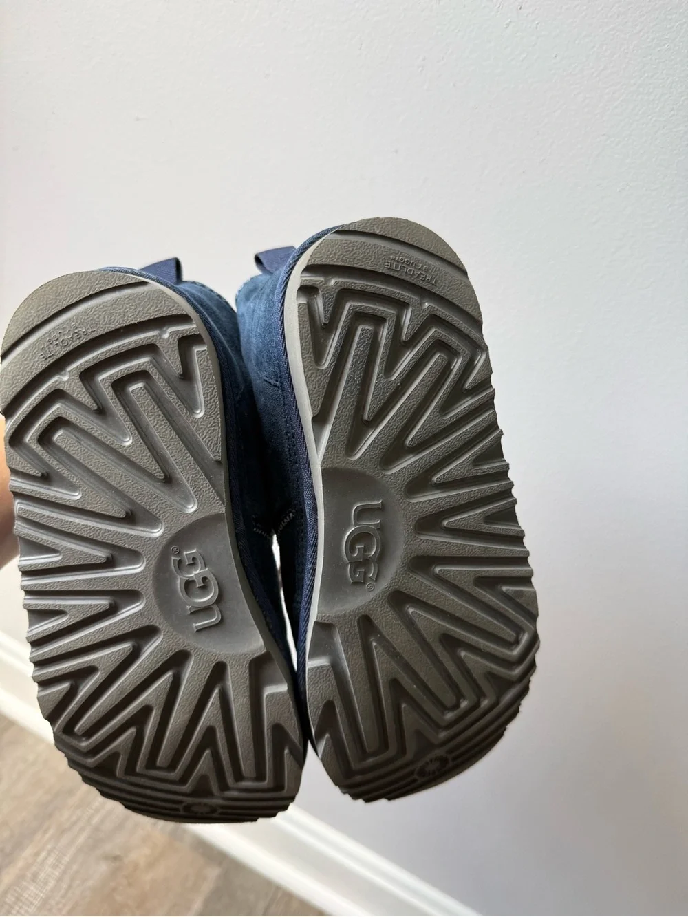 UGG KIDS Neumel Boots Tread Lite Suede Boots Sherpa Comfy Navy Blue Size Kids 4